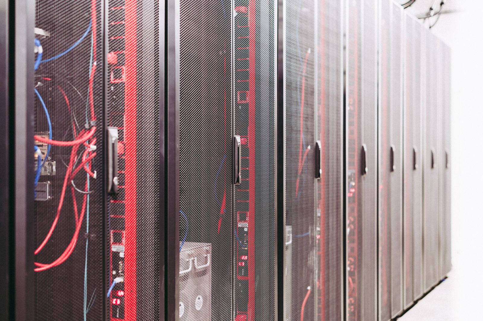 Server cabling in a data centre — building on Chinese AI models